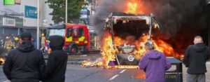 Belfast arde tras ataque con cuchillo